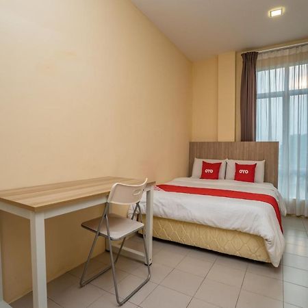 Oyo 44078 The Island Hotel Kampong Pasir Bogak Екстериор снимка