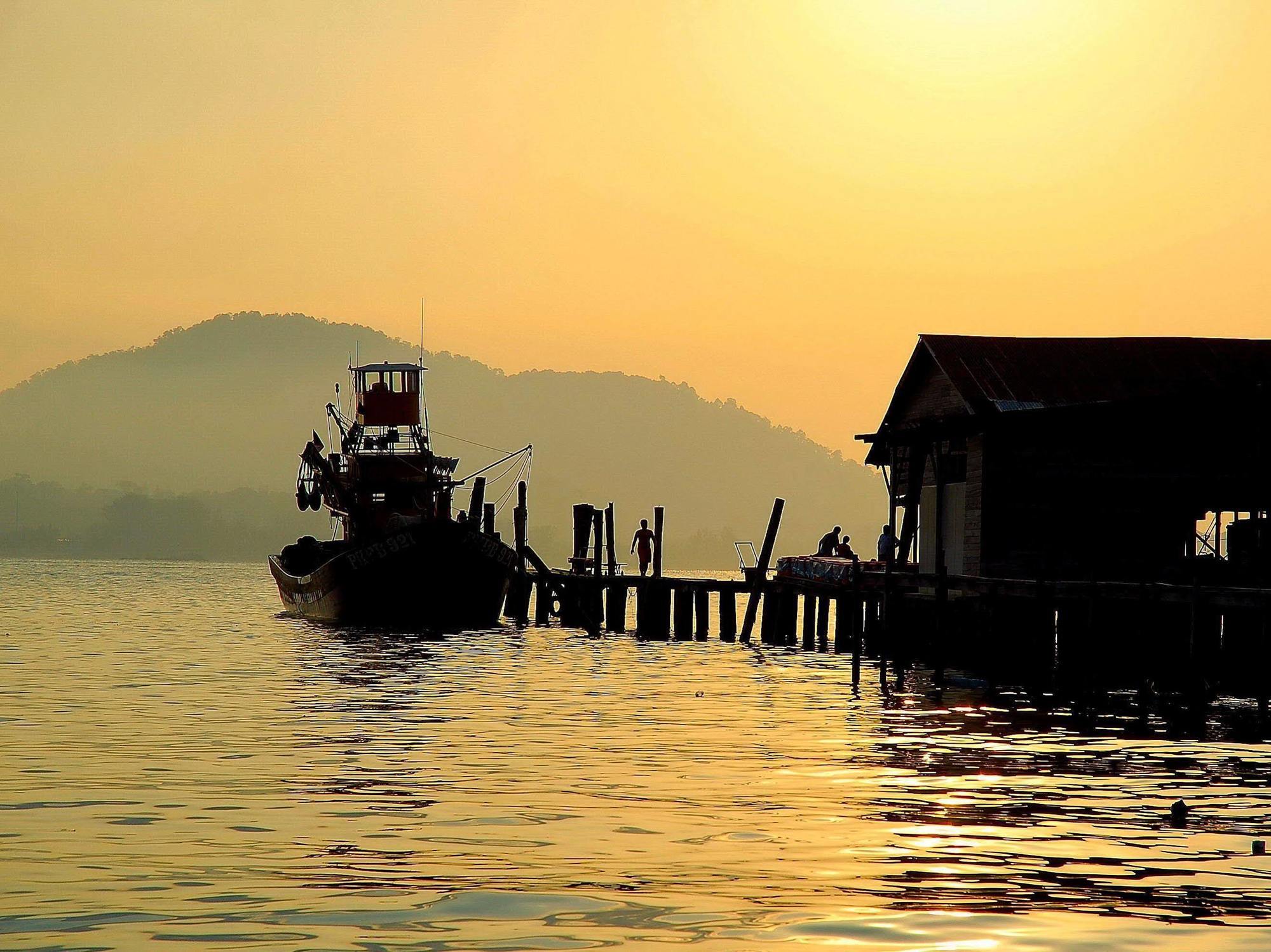 Oyo 44078 The Island Hotel Kampong Pasir Bogak Екстериор снимка