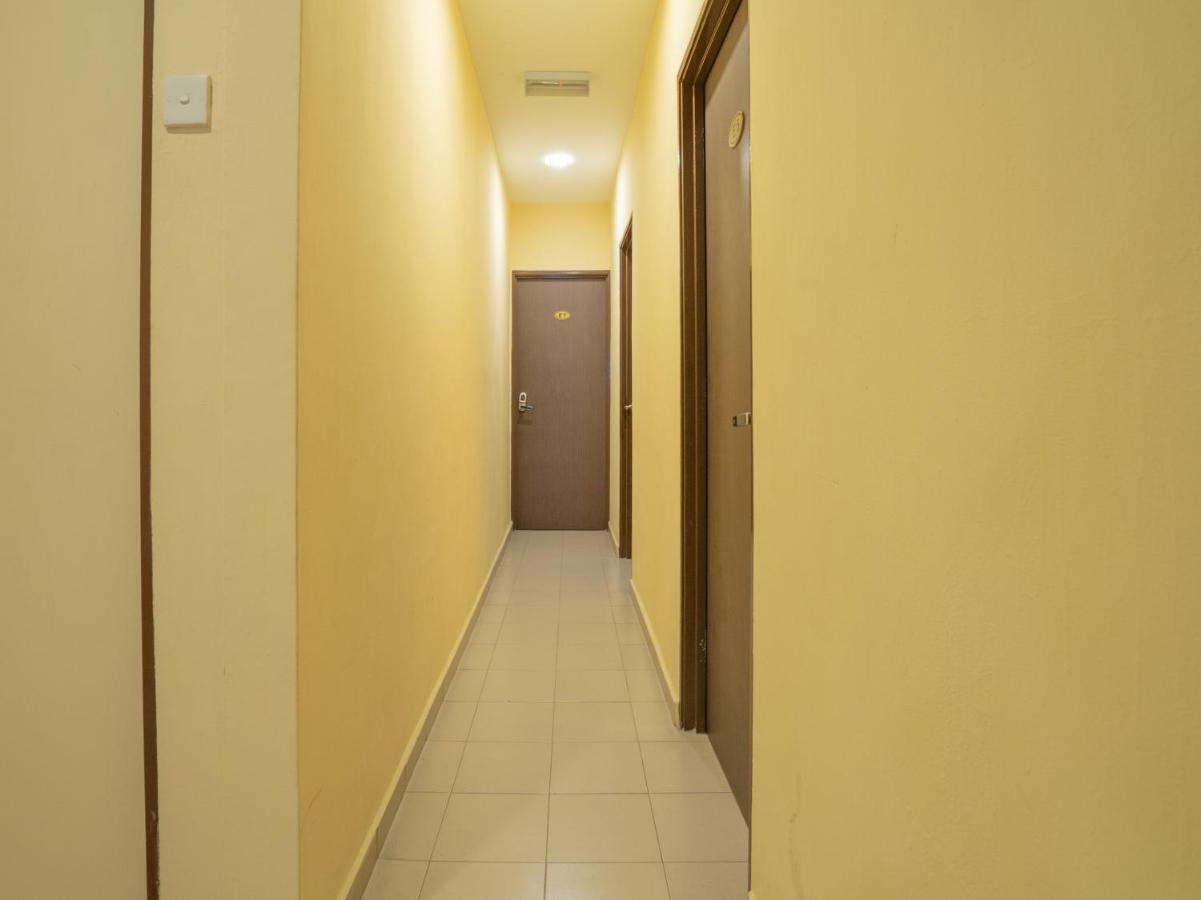 Oyo 44078 The Island Hotel Kampong Pasir Bogak Екстериор снимка